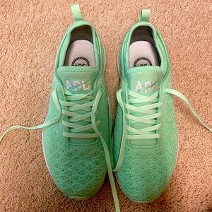 APL WOMEN’s size 8 techloom sneakers